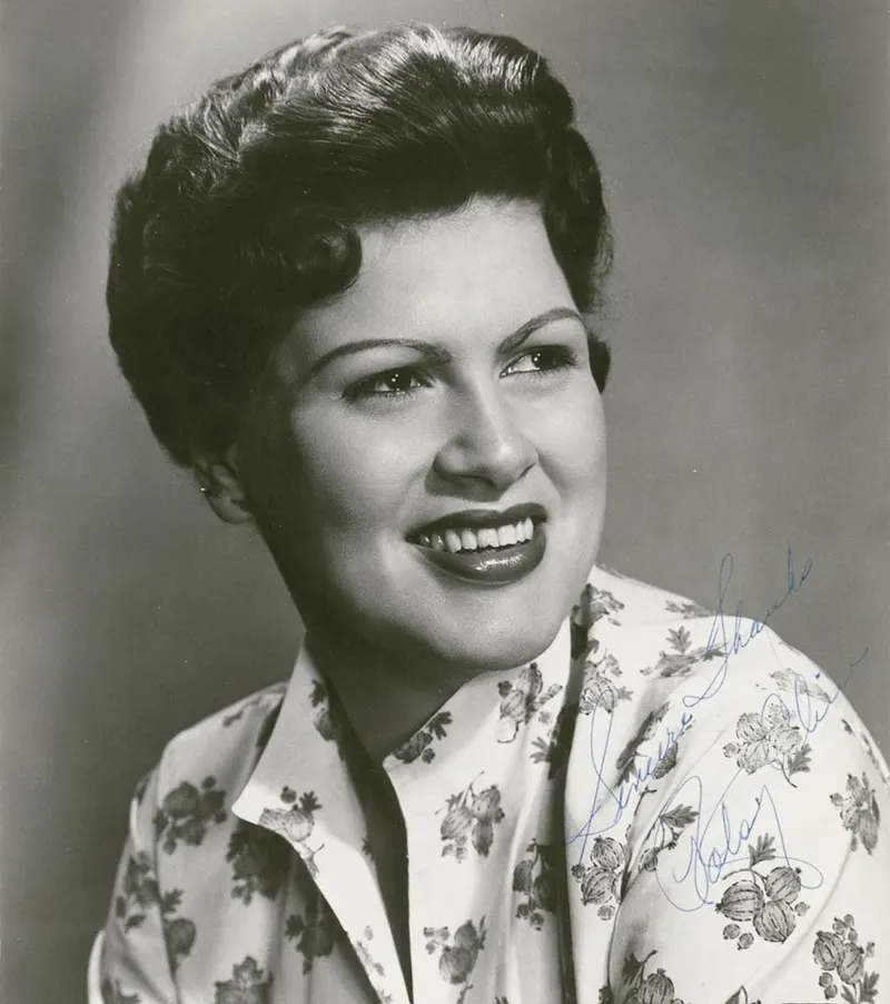 Patsy Cline in a 1960 Decca publicity portrait